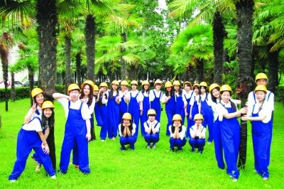 工人裝畢業照 提醒自己要吃苦耐勞 工人裝畢業照 提醒自己要吃苦耐勞